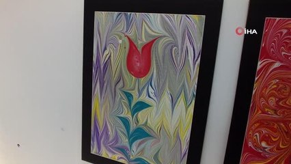 Liseli kızlar açtıkları sergide çocuklara ebru sanatını öğretti