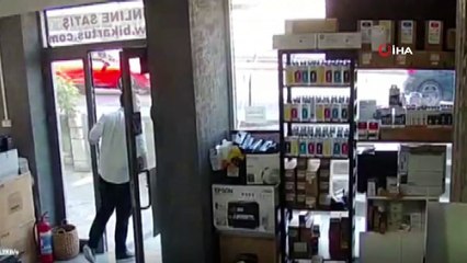 O anlar kamerada! Cipten kopan tekerleği elleriyle durdurdu