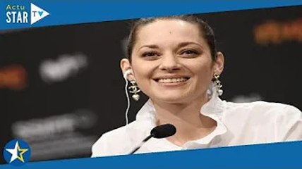"Je suis à poil" : Marion Cotillard gênée par une image de ses débuts diffusée dans C à vous