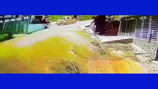 मासूम को बचाने के लिए चलती बाइक से कूदा शख्स, लोग बोले- ये है रियल हीरो