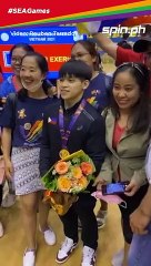 Fil and foreign fans take pictures with Caloy Yulo