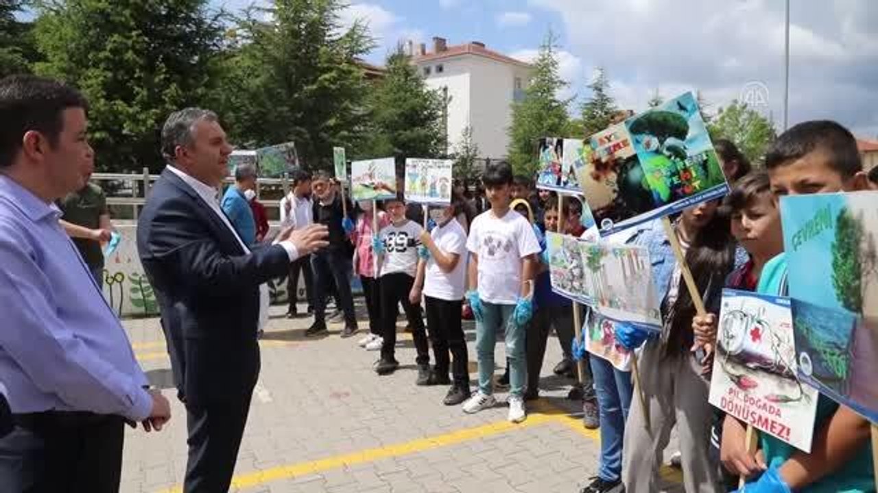 Çubuk Belediye Başkanı Demirbaş, öğrencilerle çöp topladı