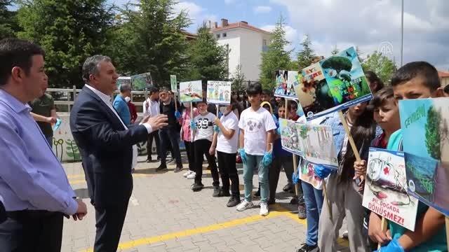 Çubuk Belediye Başkanı Demirbaş, öğrencilerle çöp topladı