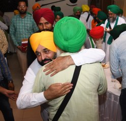 Breaking : ਸਿਰੇ ਚੜੀ ਮੁੱਖ ਮੰਤਰੀ ਤੇ ਕਿਸਾਨਾਂ ਦੀ ਬੈਠਕ, ਮੁੱਖ ਮੰਤਰੀ ਨੇ ਖਵਾਈ ਮਿਠਾਈ