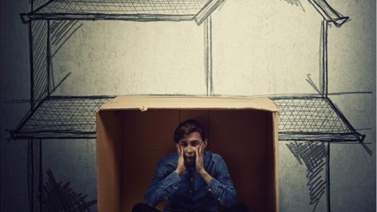 Une ex-SDF se construit un chalet, la mairie veut le détruire