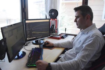 EVİNDE ÜRETTİĞİ ELEKTRİĞİN YÜZDE 70'İNİ SATIYOR