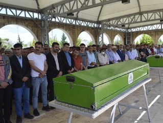 DEVRİLEN TRAKTÖRÜNÜN ALTINDA KALIP, ÖLDÜ