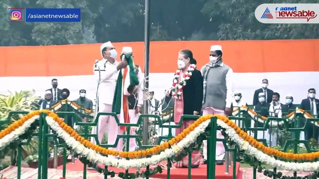 Flag unfurling blooper at Congress 137th Foundation Day function