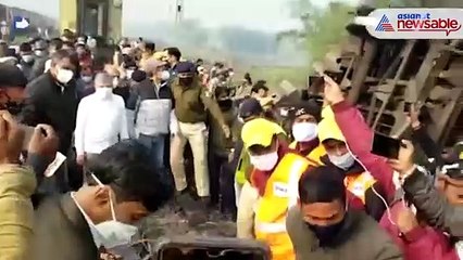 Descargar video: Bikaner-Guwahati Express mishap: Mangled remains of derailed coaches cleared; toll rises to 9