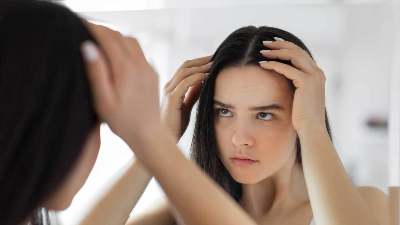 Teebaumöl-Shampoo: Hilft das Beauty-Produkt gegen fettige Haare?
