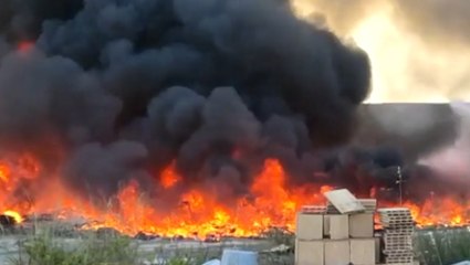Lecce - Brucia il deposito di una discarica (18.05.22)