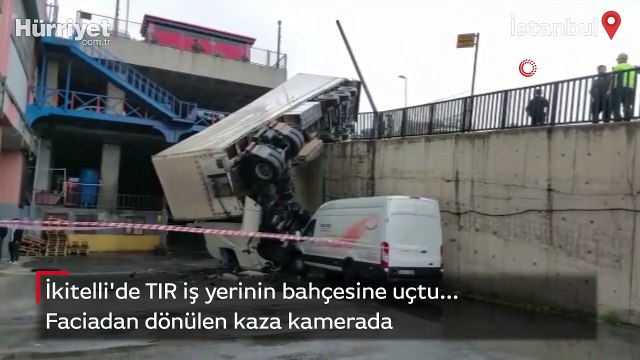 İkitelli'de TIR iş yerinin bahçesine uçtu...Faciadan dönülen kaza kamerada
