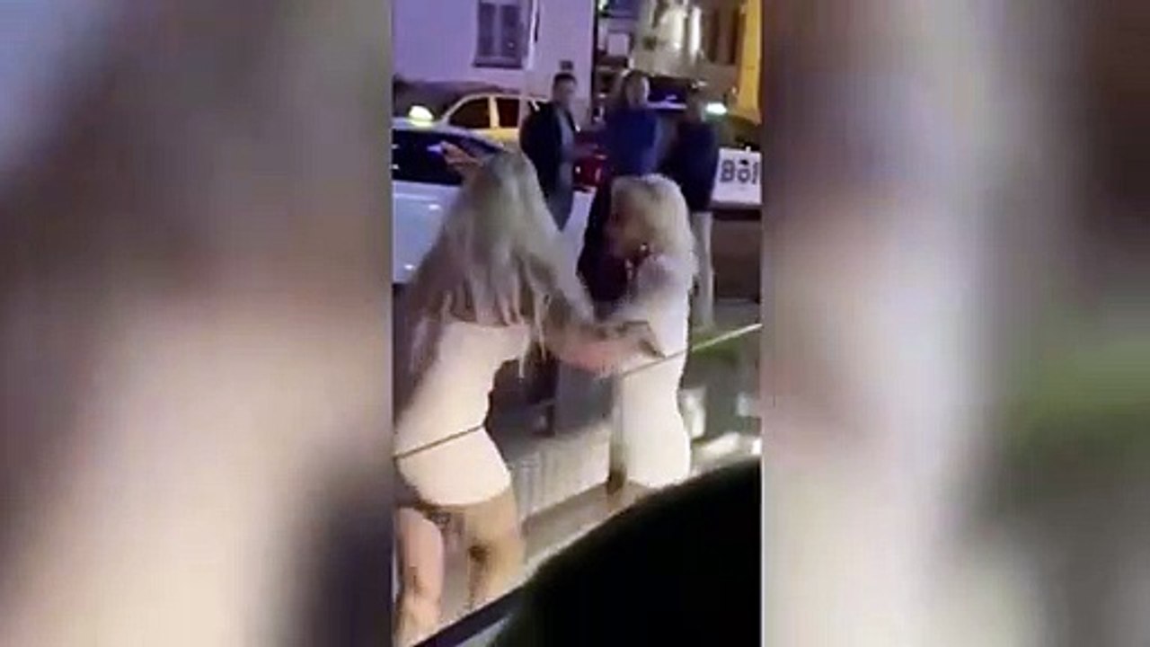 Gece kulübü önünde mankenler birbirine girdi