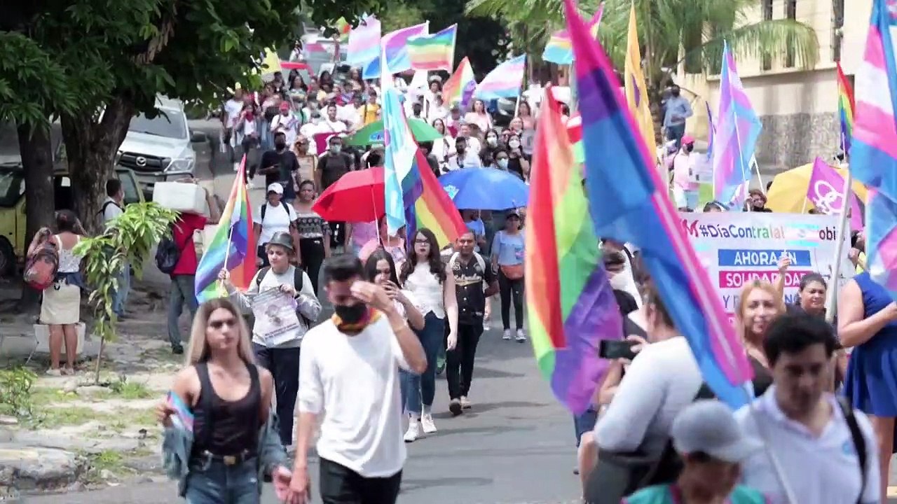 Colectivos LGBTI de El Salvador marcharon en reclamo de sus derechos