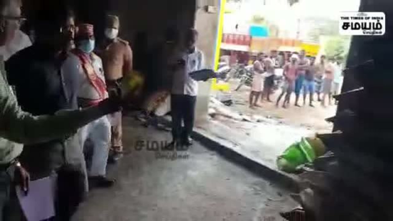 மூட்டை மூட்டையாக உர மூட்டைகள் பதுக்கி வைப்பு; மிரள வைத்த கலெக்டர்!