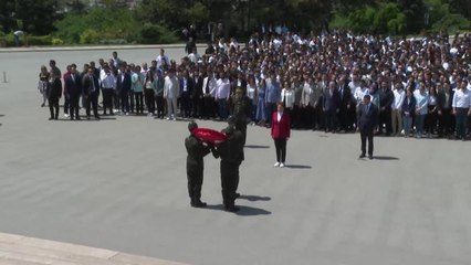 İYİ Parti lideri Akşener'den gençlerle Anıtkabir'e ziyaret