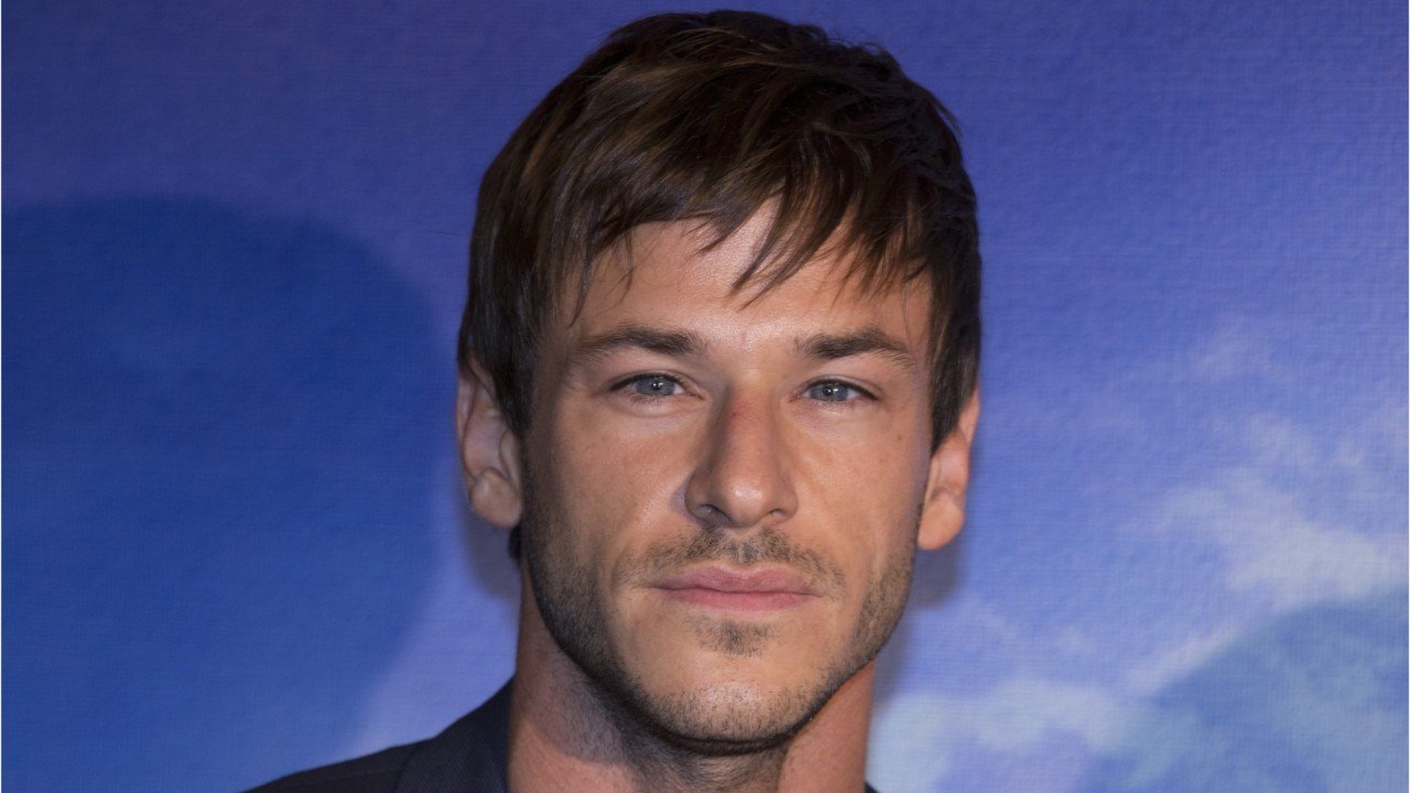 Voici Gaspard Ulliel Vicky Krieps Proche De Lacteur Sort Du Silence Et Lui Rend Un 