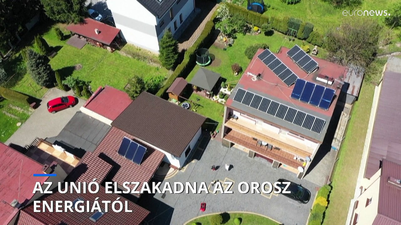 Napelemekkel, spórolással és közös gázbeszerzéssel szabadulna az EU az orosz energiától