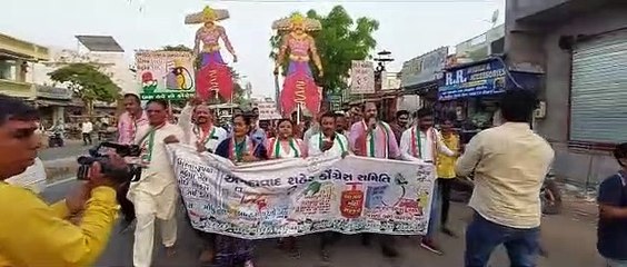 'महंगाई का राक्षसÓ निकाल विरोध का अनोखा तरीका