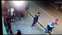 Jovem que chutou rapaz contra ônibus na Rua Paraná se apresenta à Polícia