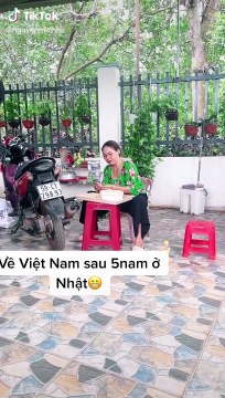 Người mẹ bất ngờ khi con trai bất ngờ từ Nhật Bản trở về