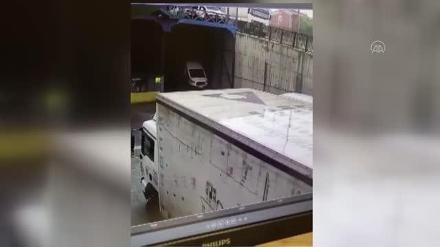 Başakşehir'de istinat duvarından düşen tırın sürücüsü yaralandı