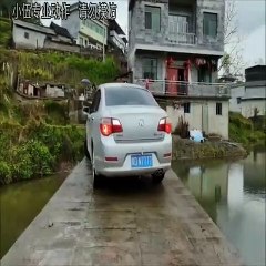 Ce conducteur réussit un créneau impossible