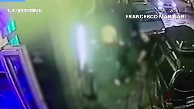 Spunta il coltello fuori dal locale, una notte di violenza