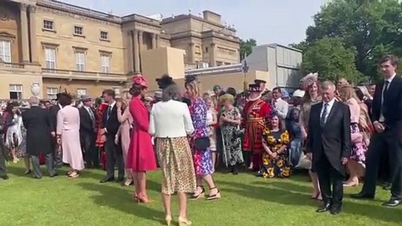 Kate Middleton organise une garden-party au palais de Buckingham