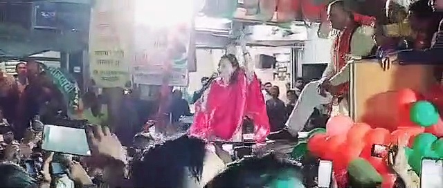 'कहो ना प्यार है...' गाना गा कर बॉलीवुड स्टार अमीषा पटेल ने सपा प्रत्याशी के लिए मांगा वोट