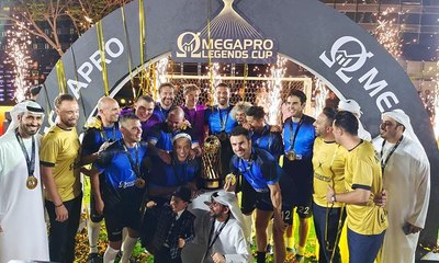 رونالدينيو يصف اللعب أمام برج خليفة بالتجربة الرائعة