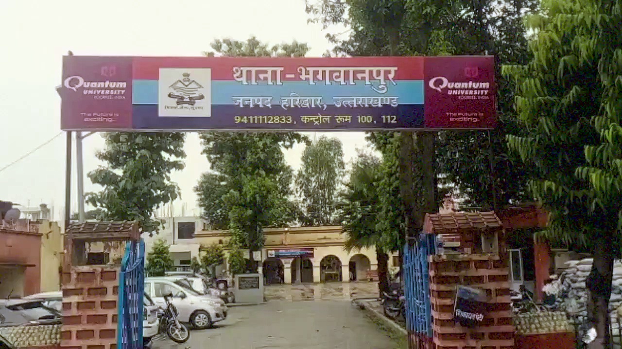 मादक पदार्थ की तस्करी करने वाले के घर पर पुलिस ने की छापेमारी, लाखों की स्मैक के साथ तस्कर हुआ गिरफ्तार