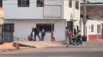 Suspenden a dos policías por agredir a un habitante de calle en Cúcuta