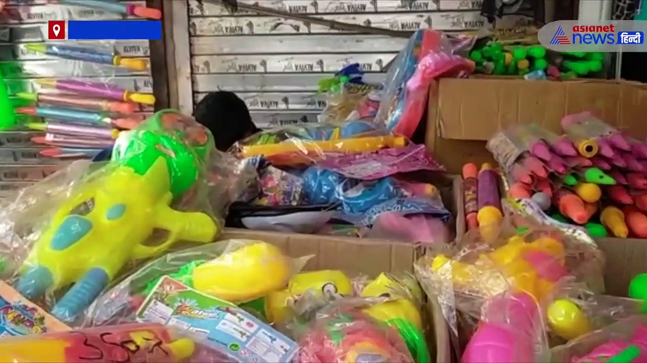 रंगों के बाजार में बुलडोजर बाबा और मोदी पिचकारी की धूम, बच्चों की बन रही पहली पसन्द