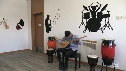 Karanlık dünyasını müzikle aydınlattı