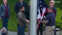 شاهد: إعادة رفع العلم الأمريكي مرة أخرى في سفارة واشنطن بكييف بعد إغلاق دام ثلاثة أشهر