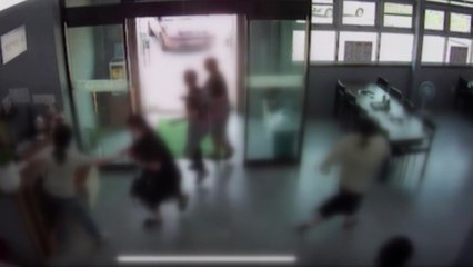 승용차 몰고 식당에 연달아 '쾅'...난동 부리다 제압 / YTN