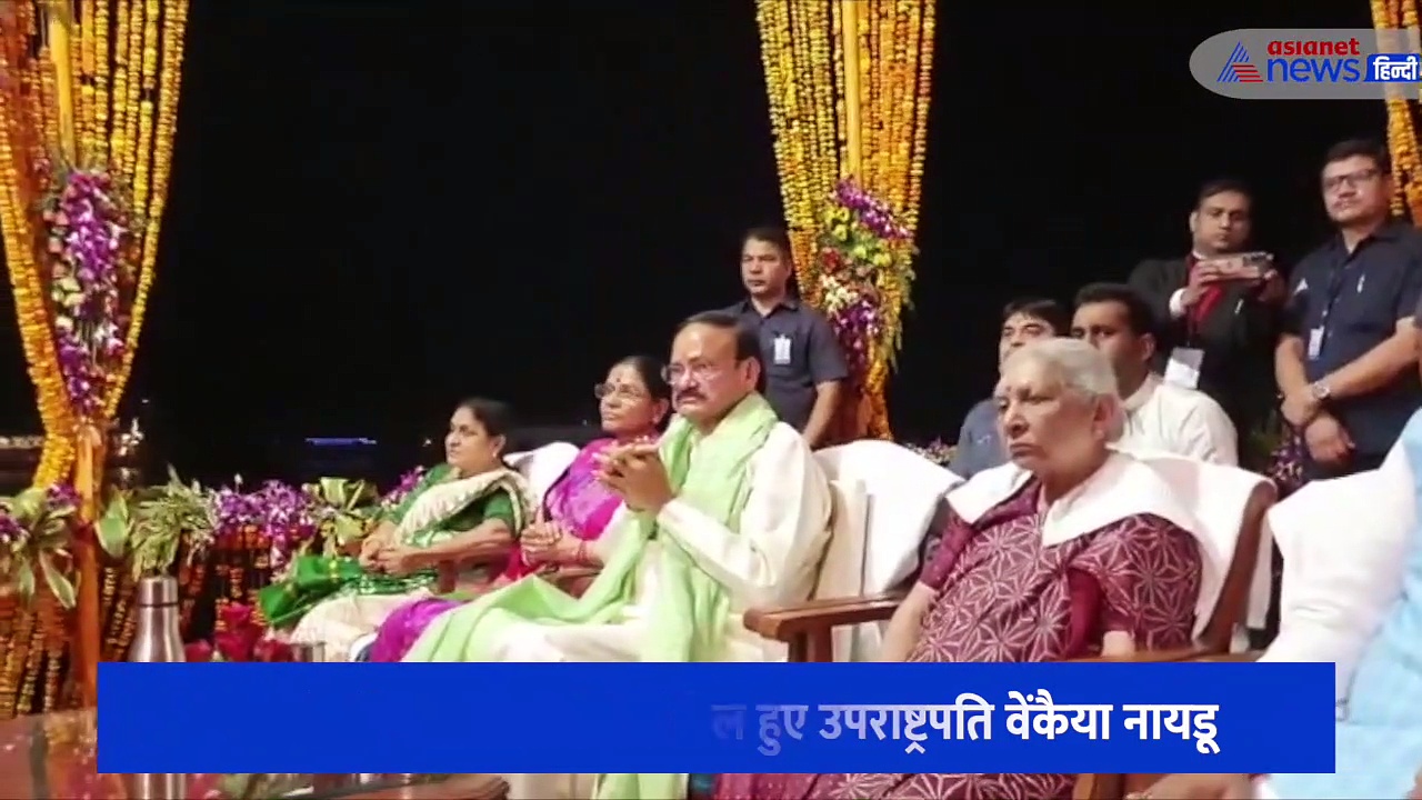 काशी की गंगा आरती में शामिल हुए उपराष्ट्रपति वेंकैया नायडू, 55 मिनट तक इस भव्य आरती का लिया आनंद