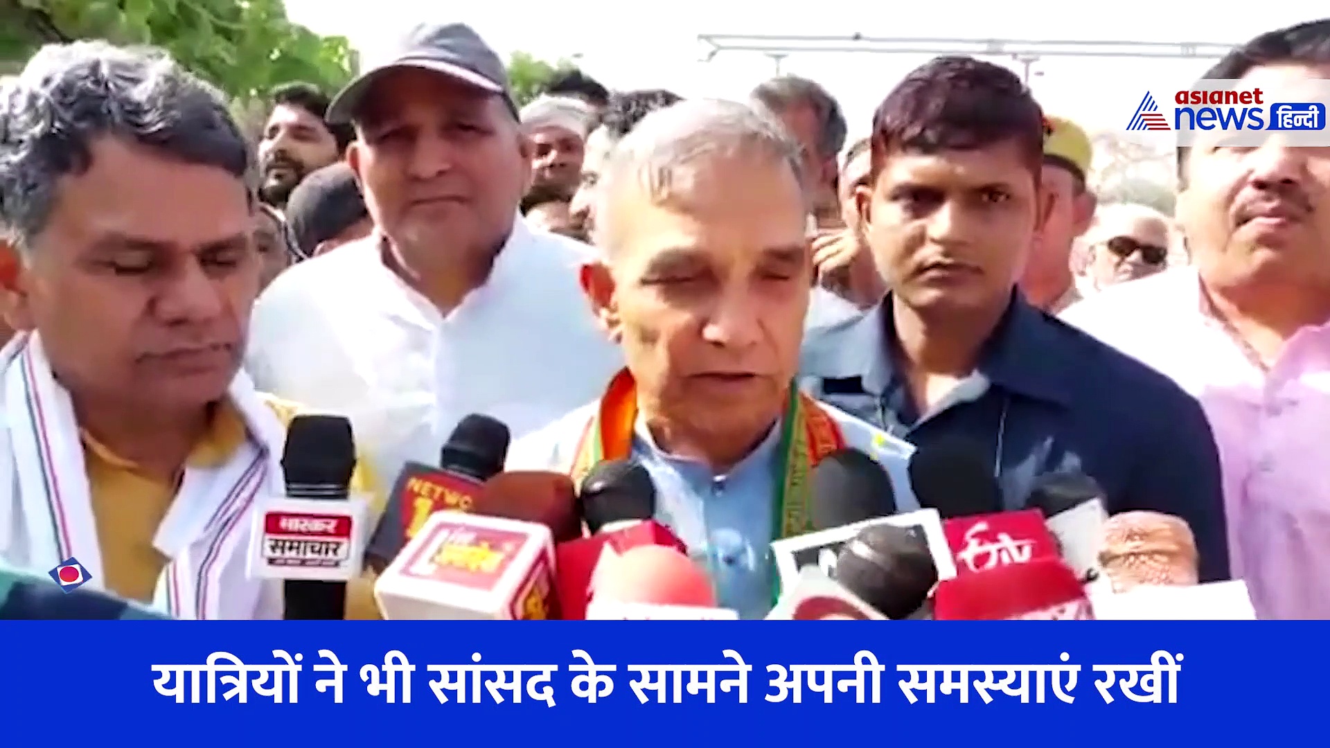 ट्रेन में सवार होकर लिया ट्रेनों का जायजा... बागपत सांसद डॉ सत्यपाल सिंह का कुछ ऐसा रहा अंदाज 