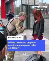 Soldado ucraniano propone matrimonio a su novia