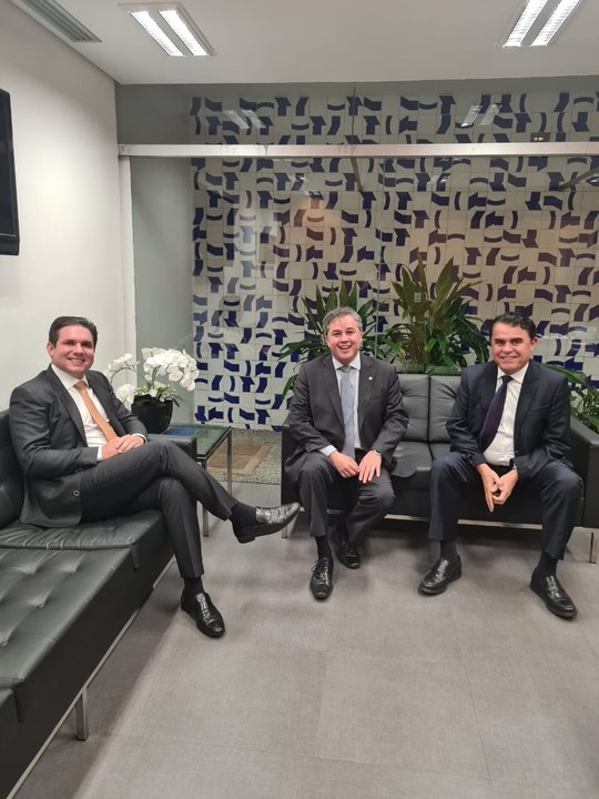 Enquanto Republicanos é cortejado por Cícero Lucena, Efraim se reúne com #deputados do partido em Brasília-DF
