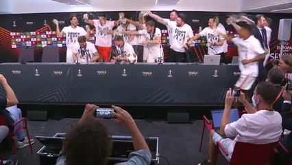 Frankfurt players crash Glasners' news conference