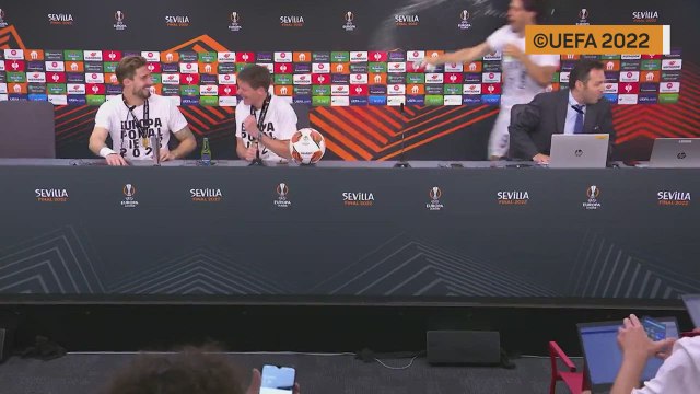 Frankfurt players crash Glasners' news conference