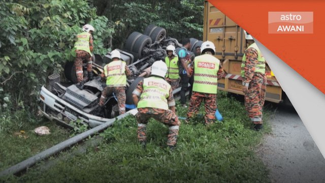 Treler Terbalik | Pemandu treler muatan tepung maut, kelindan cedera