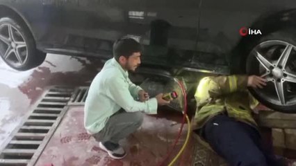 Otomobilin motorunda sıkışan kedi böyle kurtarıldı
