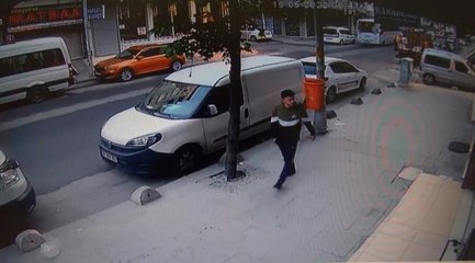 GÖREVLİ GİBİ GİYİNİP ELEKTRİK DİREĞİNİN KAPAĞINI ÇALAN HIRSIZ KAMERADA