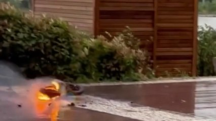 Elektrikli scooter alev aldı, patlama anı kameraya yansıdı