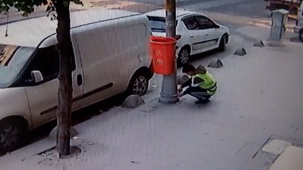 Görevli gibi giyinip elektrik direğinin kapağını çalan hırsız kamerada