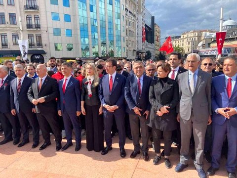 19 Mayıs Atatürk'ü Anma, Gençlik ve Spor Bayramı kutlanıyor - Taksim Cumhuriyet Anıtı