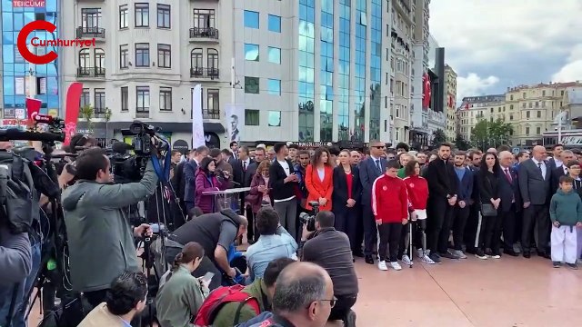 Ekrem İmamoğlu'ndan 19 Mayıs töreninde AKP'ye çok sert gönderme: İmamoğlu ailesine yoğun ilgi
